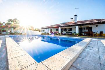 Maison d’hôte pour 12 personnes, avec vue ainsi que piscine et jardin dans Avis
