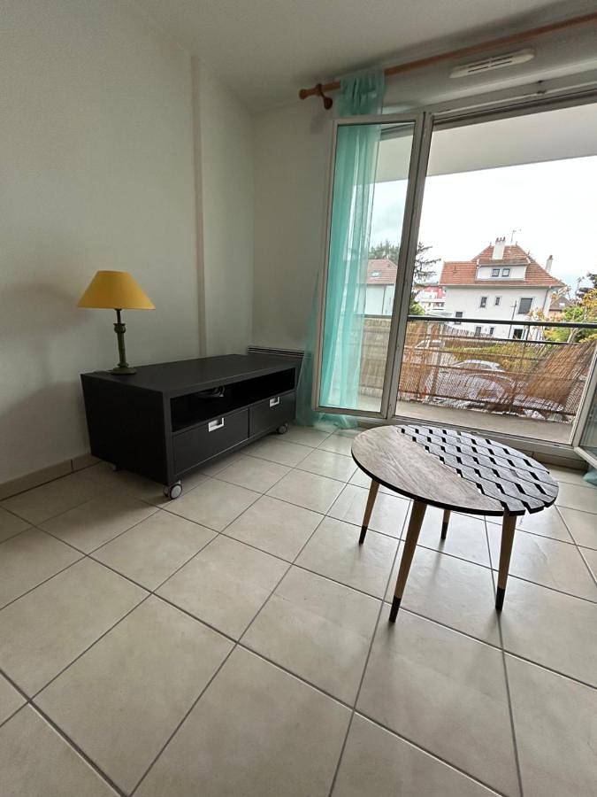 Appartement entier, Two-Bedroom Apartment in Ambilly, Région de Saint-Julien-en-Genevois