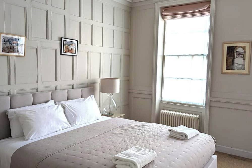 Modern, Spacious Town House Located in Central Chichester and Sleeping 8 - Dogs very welcome! in Chichester, West Sussex