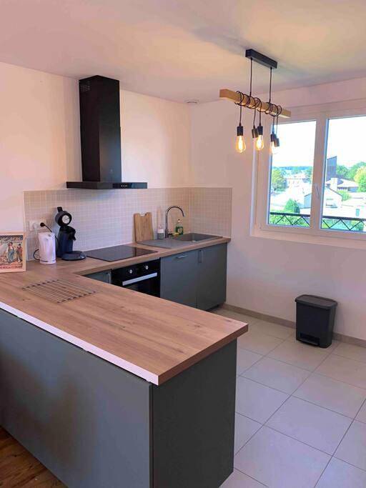 Location de vacances pour 7 personnes, avec vue ainsi que terrasse et jardin à Naucelles