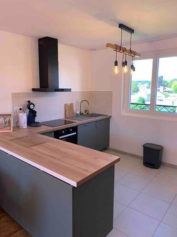 Gîte pour 7 personnes, avec jardin ainsi que vue et terrasse à Naucelles