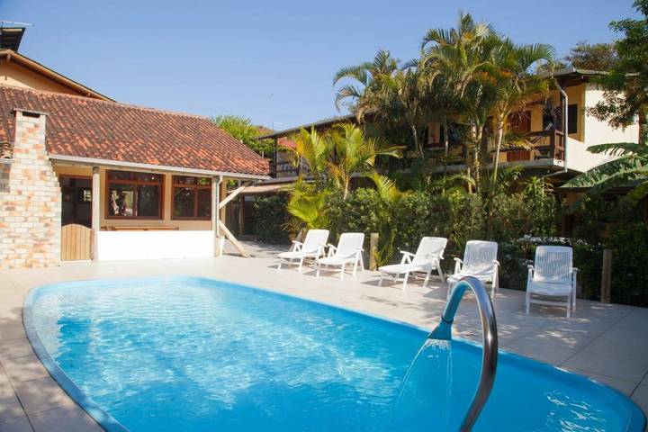 Casas e apartamentos de temporada para 2 pessoas, com piscina e jardim e ainda vista em Guarda do Embau
