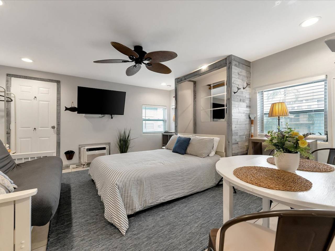 Entire studio, Beach 2 blocks away Heated Pool Waterview Suite in Clearwater Beach, Clearwater