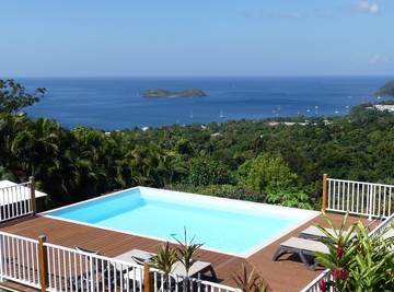Location de vacances pour 10 personnes, avec balcon ainsi que piscine et jardin à Bouillante