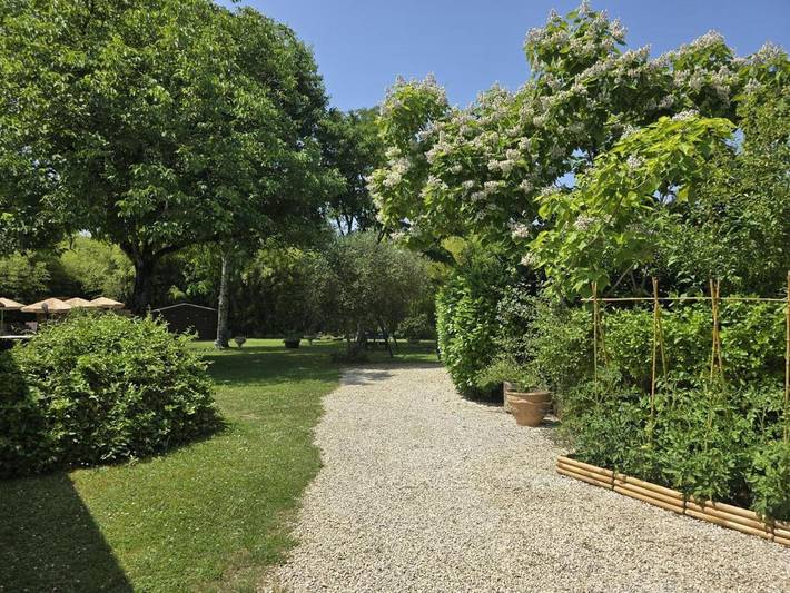 Location de vacances pour 2 personnes, avec vue ainsi que piscine et jardin à Saint-Julien-de-Lampon - 2