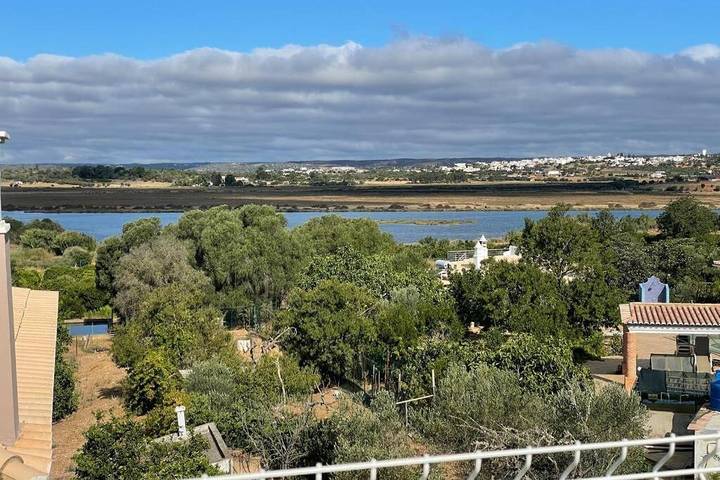 Ferienhaus für 8 Personen, mit Balkon und Terrasse sowie Garten und Seeblick in Montes de Alvor