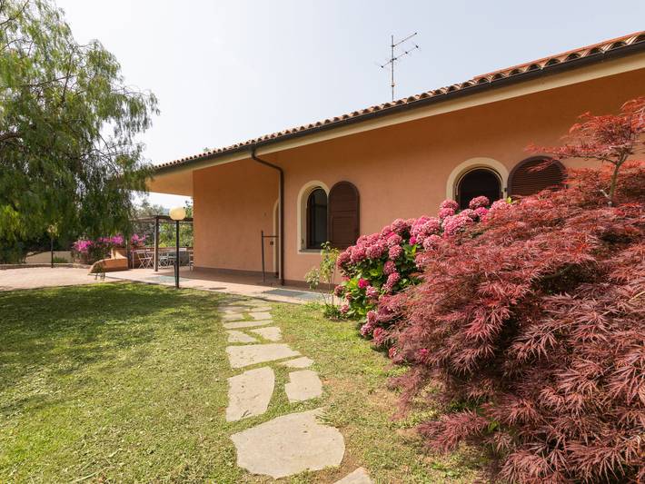 Ferienhaus für 6 Personen, mit Balkon und Whirlpool sowie Terrasse und Garten in Cisano sul Neva