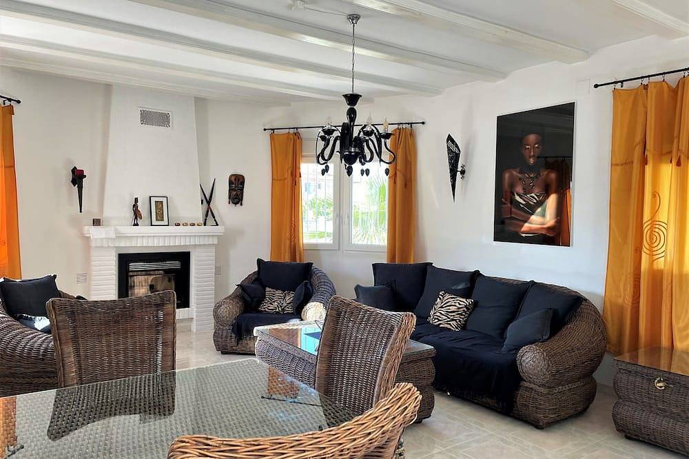 Villa Eva, schöne Villa , freistehend mit eigenem Pool, 500 m zum Sandstrand in Oliva, Costa Blanca