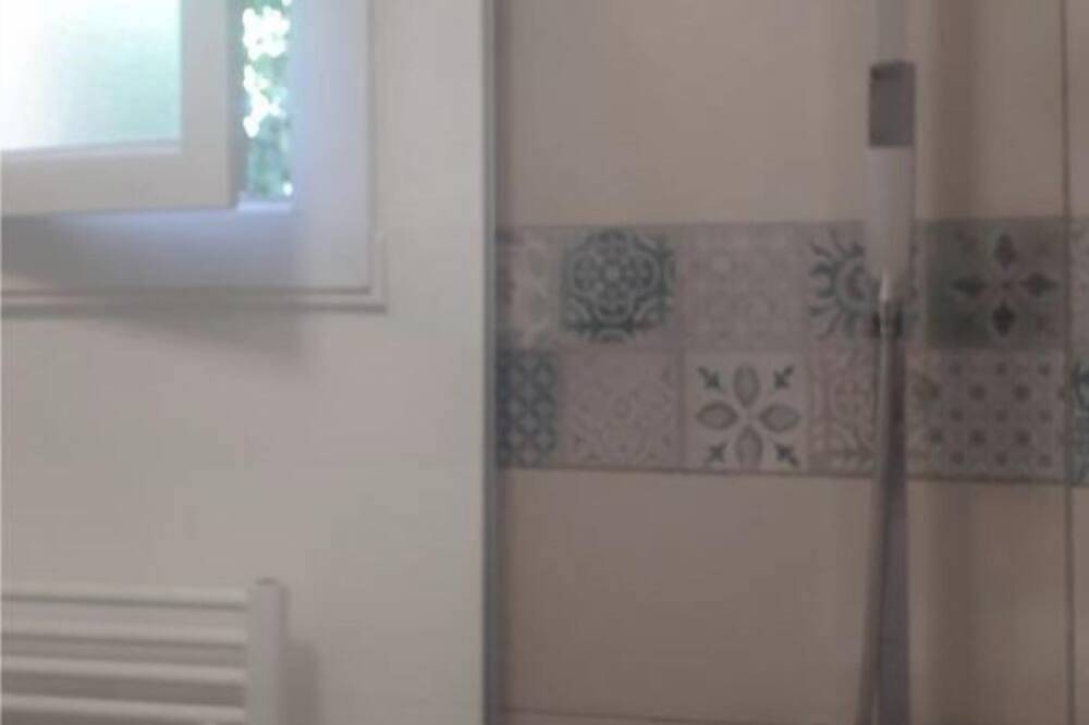 Apartamento entero, T2 near historic center in Manosque, Parque natural regional del Luberon