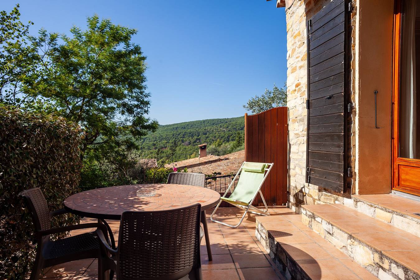 Apartamento entero, Apartamento vacacional "Les Cigales" con vistas a la montaña, jardín privado y Wi-Fi in Ceyreste, Marsella region