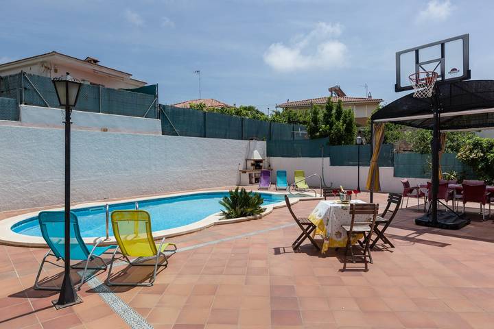 Maison de vacances « Villa Lilia » avec vue mer, piscine privée et Wi-Fi in Vilanova i la Geltrú, Garraf