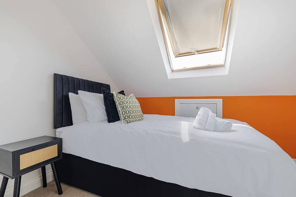 Spacious 4Br Home | Sleeps 9 | Parking | Garden in Goring-by-Sea, Worthing