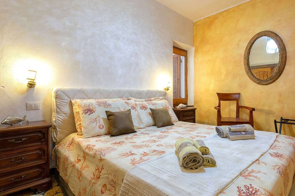 Magnifica villa indipendente per 6 persone con A/C, Wifi, Tv, patio e animali ammessi in Portobello di Gallura, Portobello