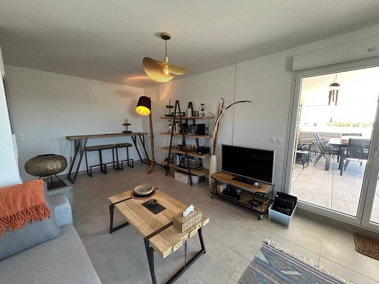 Entire holiday apartment, Superb 2-bedroom duplex apartment with small sea view and large terrace in Sérignan, Côte d'Améthyste