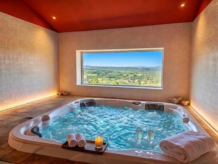 Gîte pour 8 personnes, avec piscine ainsi que jardin et jacuzzi à Sabran
