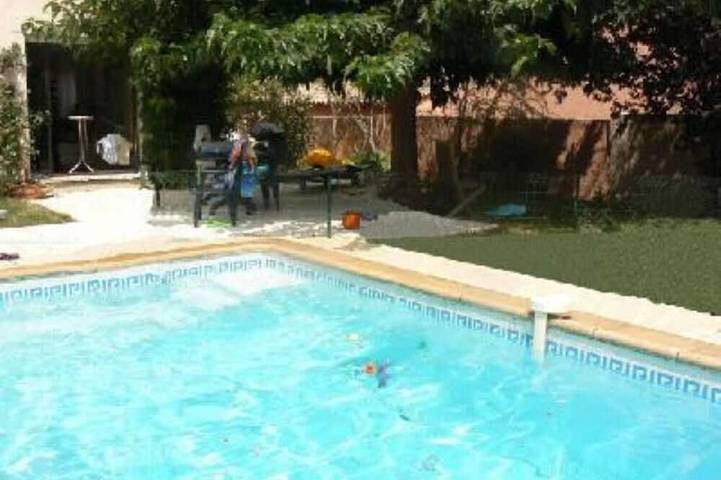 Location de vacances pour 7 personnes, avec jardin et terrasse à Valbonne