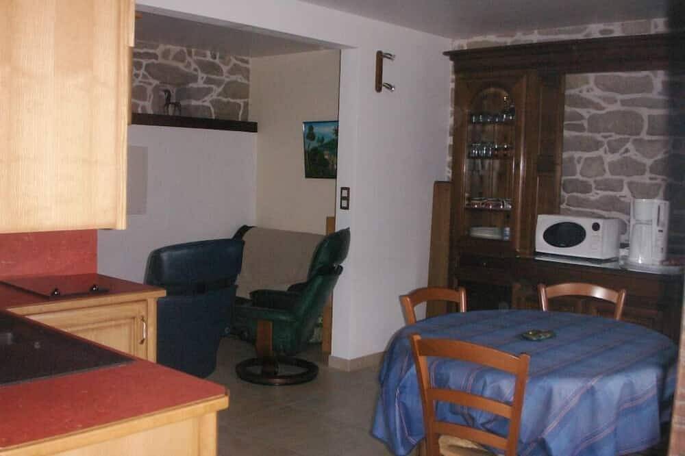 Gîte mitoyen dans longère bretonne typique et ancienne in Bieuzy, Région de Pontivy