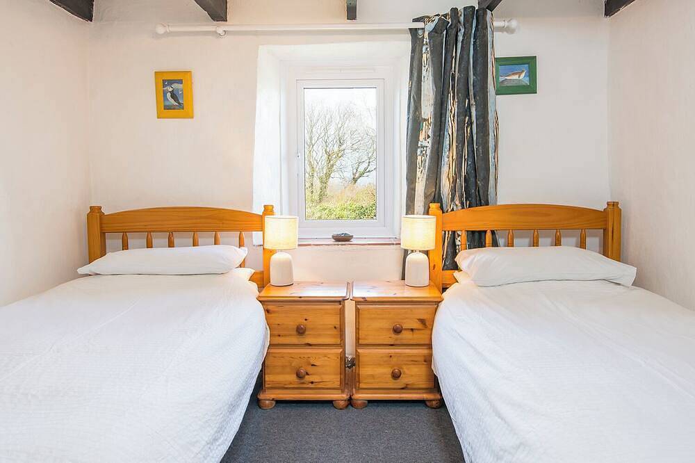 1 Caerau Isaf, Holiday Cottage Aberfelin Bay, Sleeps 4, 2 bedrooms,  bathrooms in Trefin, Pembrokeshire
