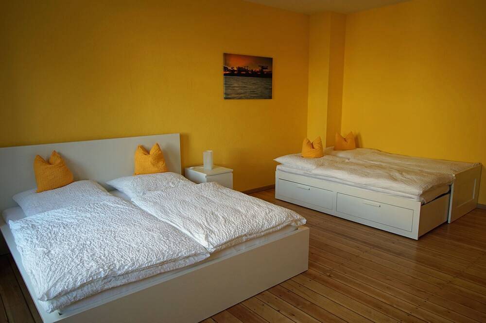 Ganze Wohnung, Ferienwohnung mit Kamin in großzügigem Haus mit Hof und Garten in Muldestausee, Dübener Heide