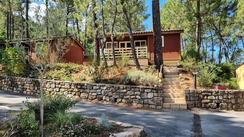 Location de vacances pour 5 personnes, avec terrasse et piscine à Joyeuse