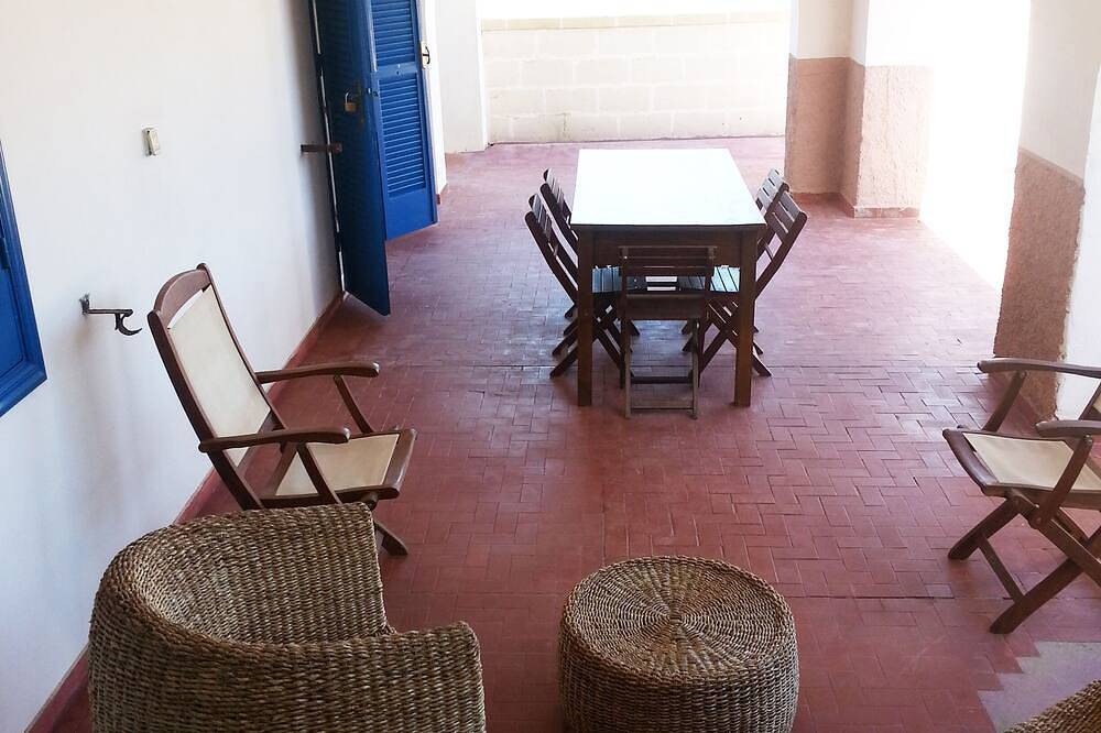 Independent villa with two large verandas, 8 + 1 beds, 300 m from the sea. in Campomarino (Apulia), Gulf of Taranto