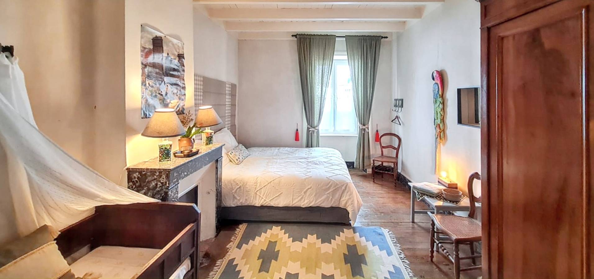 Charmantes Haus in Mauzun mit Garten und Blumenpatio in Mauzun, Regionaler Naturpark Livradois-Forez