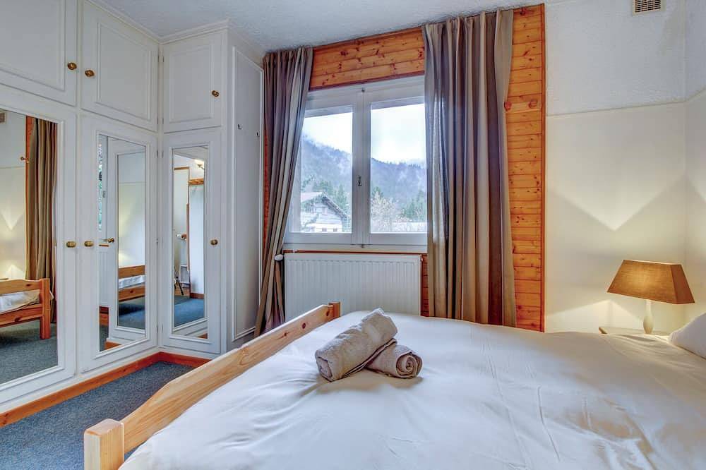 Charming 8-bedroom chalet in Essert-Romand with indoor pool in Essert-Romand, Les Portes du Soleil