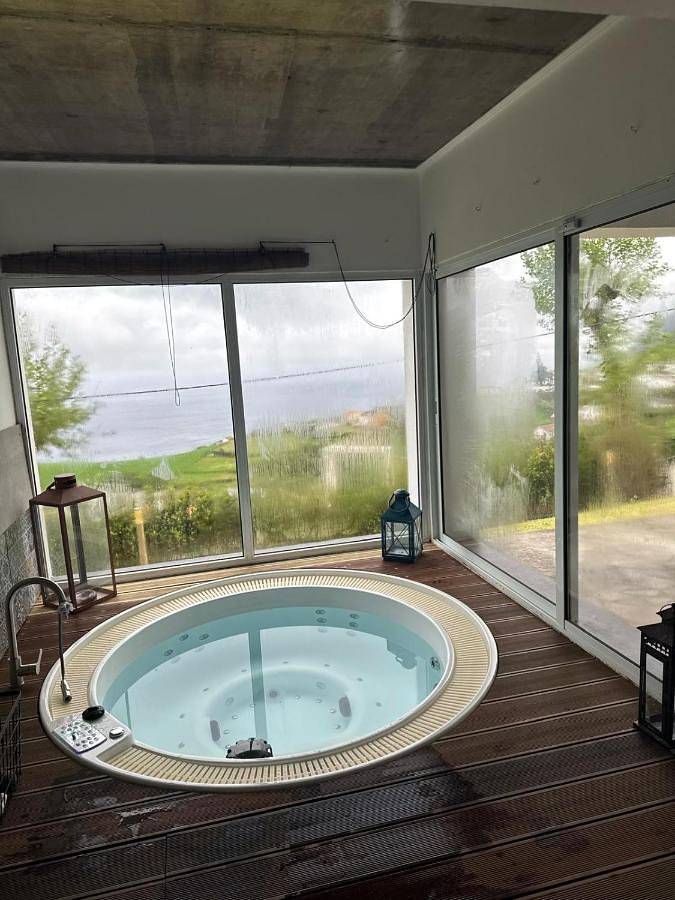 Ferienhaus für 6 Personen, mit Balkon und Whirlpool sowie Terrasse und Garten