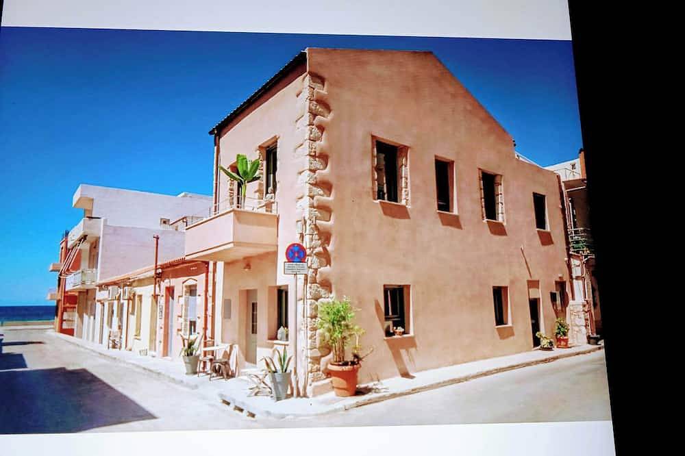 Charming 2-bedroom house 30m from beach,with Wifi, Ac in delightful Chania in Splantzia, Chania regione