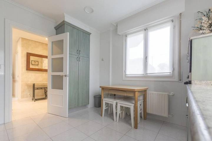 Location de vacances pour 8 personnes, avec balcon et vue ainsi que jardin et piscine à Liendo - 4