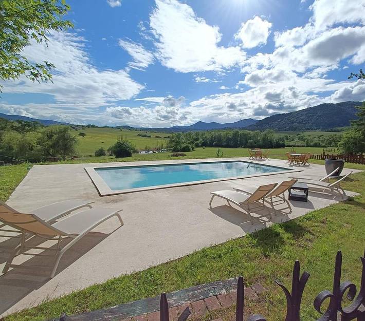 Maison d’hôte pour 4 personnes, avec Balcon et Terrasse ainsi que Jardin et Piscine