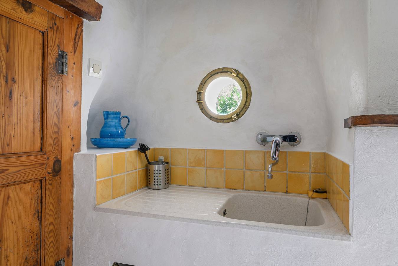 Maison Bleue 26170 Mollans-sur-Ouvèze – Authentique maison de village au bord de la rivière in Mollans-sur-Ouvèze, Région de nyons