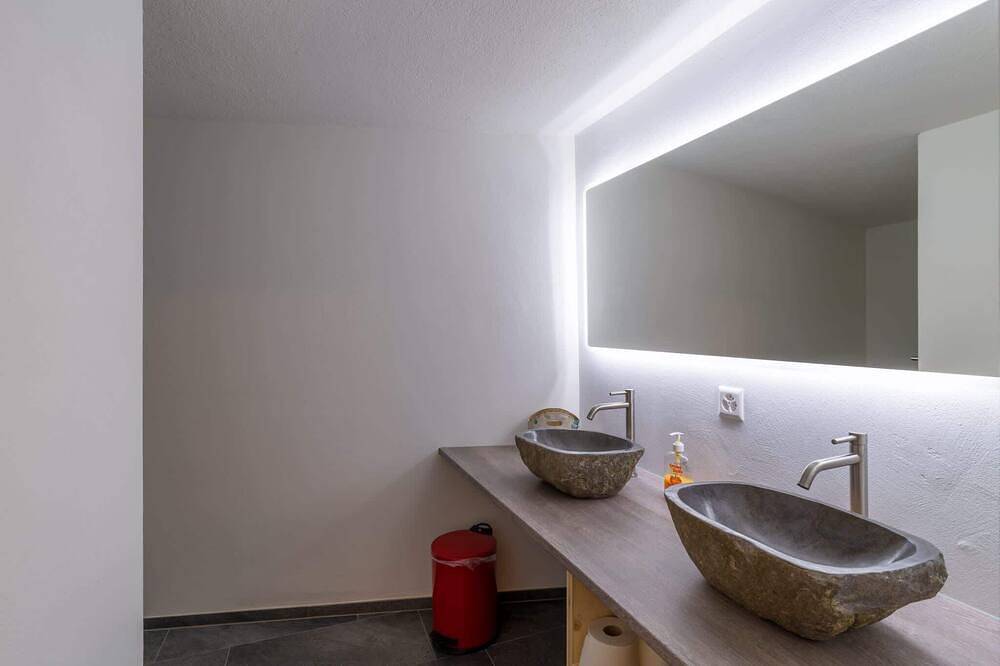 Helles Doppelzimmer in Glarus, 10min zum Walensee in Näfels, Glarus Nord