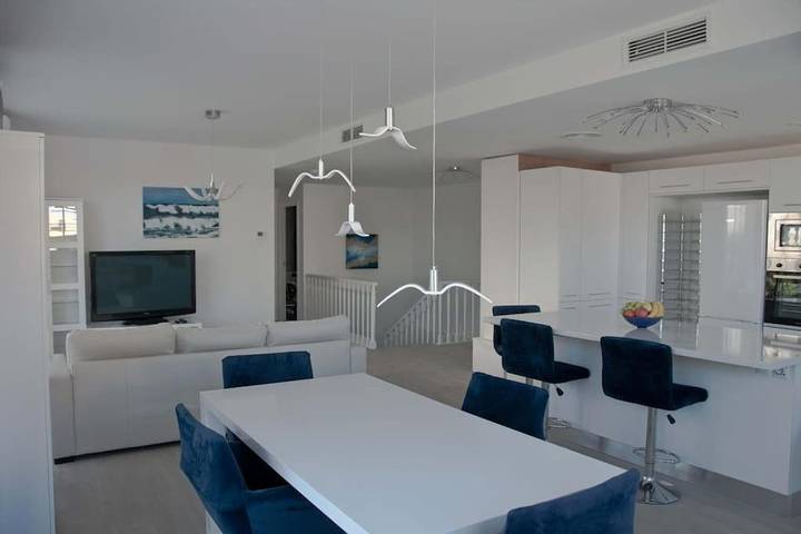 Location de vacances pour 6 personnes, avec vue ainsi que jardin et piscine, animaux acceptés à Castelldefels - 3