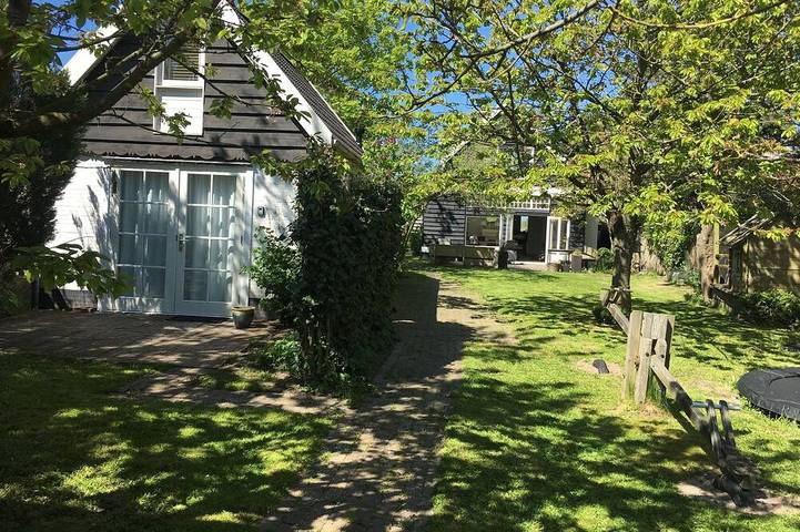 Duin- en strandvilla met zeer grote en prachtige tuin in Camperduin, Noord-Holland - Kust van de Noordzee