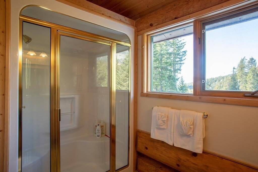 Spectacular mountain views in beautiful log chalet in Kicking Horse