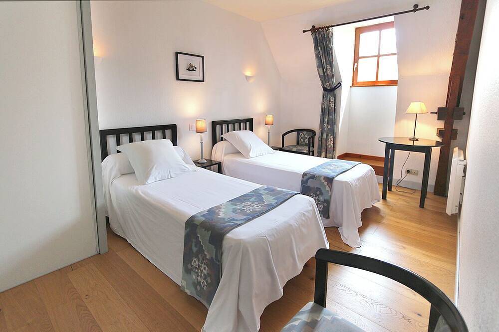 Remarkable spacious gite, swimming pool, terrace, Dordogne valley in the Lot in Loubressac, Lot