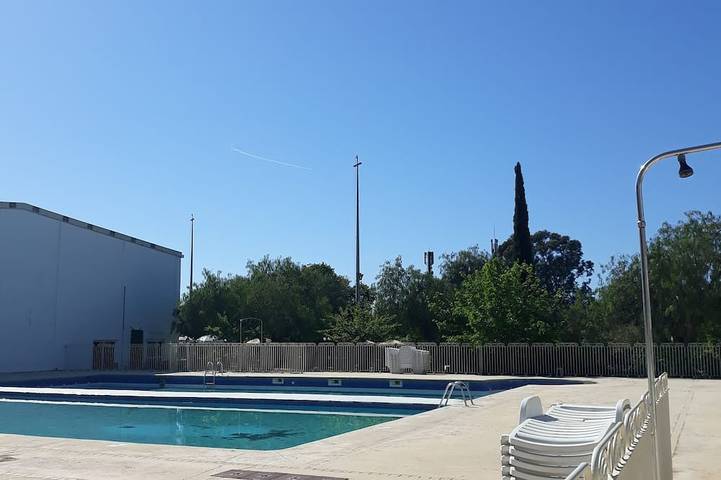 Location de vacances pour 4 personnes, avec balcon ainsi que piscine et jacuzzi à La Londe-les-Maures