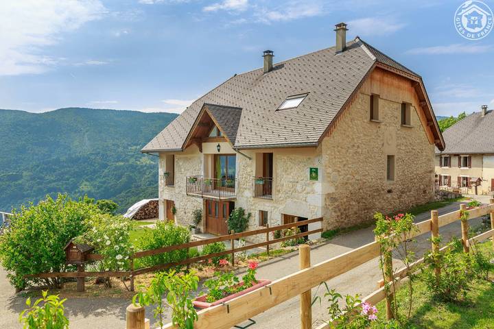 Gîte pour 6 personnes, avec Terrasse ainsi que Jardin et Vue