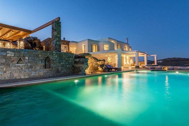 Vacation rental for 24 people, with yard and balcony in Mykonos