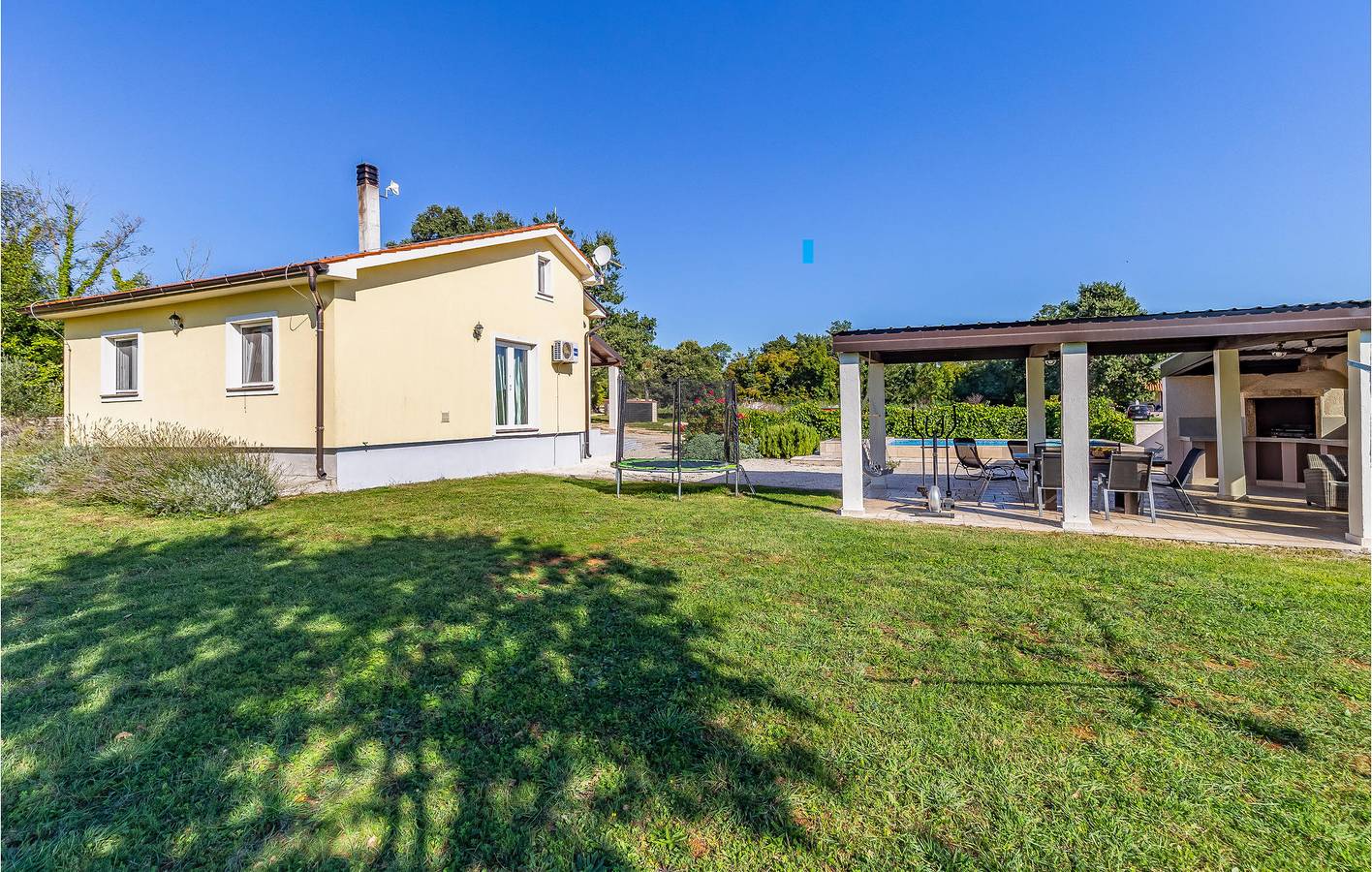 Geräumiges Apartment mit einem Schlafzimmer in der Nähe der Küste, des Pools und des Flughafens Pula in Valtura, Südküste Istrien