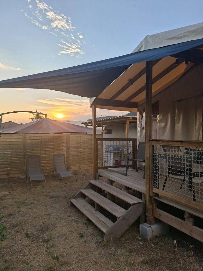 Tente pour 5 personnes, avec Terrasse ainsi que Jardin et Vue