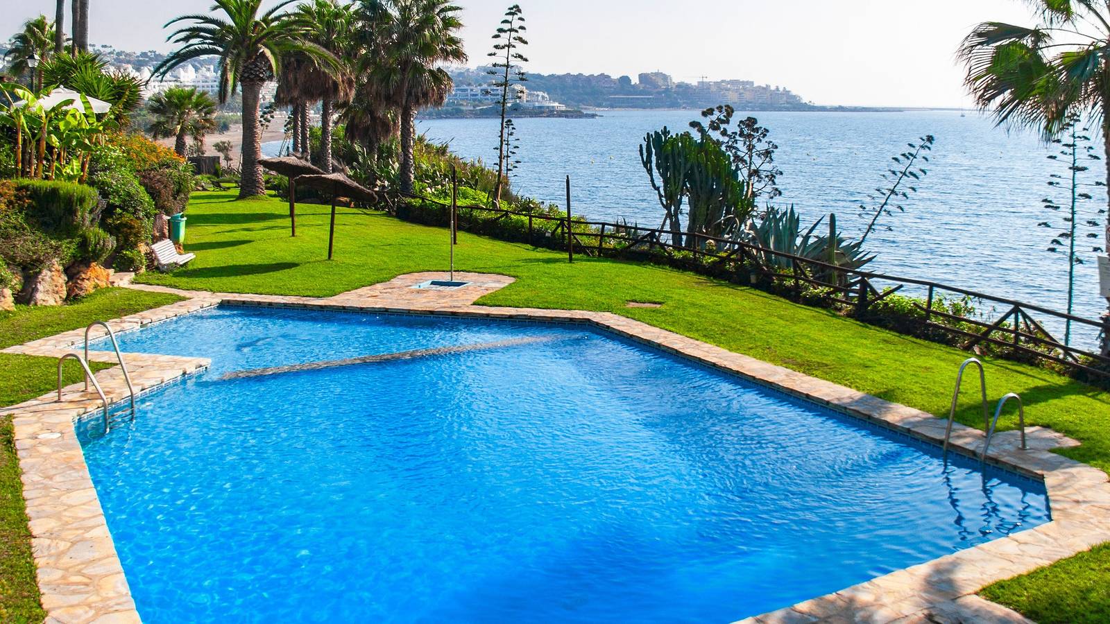 Beachfront Boho-Chic I – Stilvolles Haus direkt am Meer in Playa de Guadalobon, Estepona