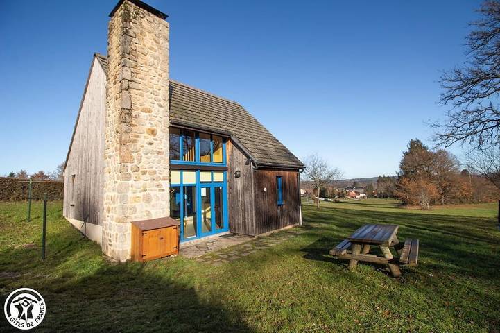 Gîte pour 4 personnes, avec balcon et jardin à Charensat