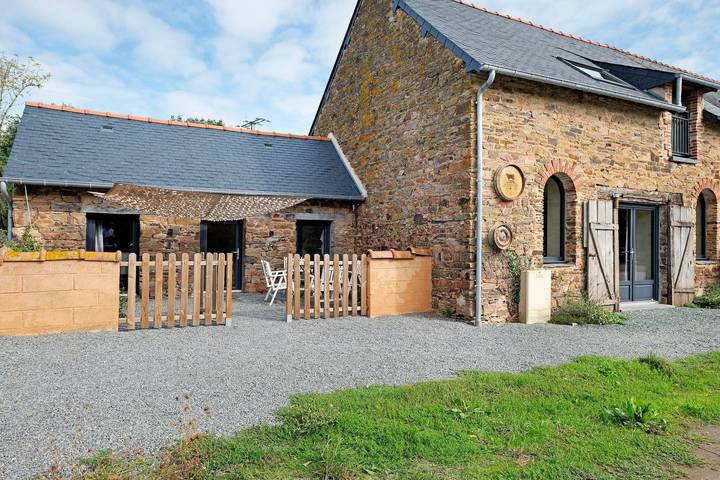 Appartement de vacances entier, Tiny house « Tiny house atypique à la Ferme » avec terrasse, jardin privé et Wi-Fi in Grand-Fougeray, Région de Redon