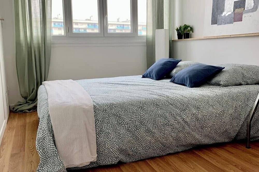 Private bedroom plus shower room and toilet in Bron, Rhône