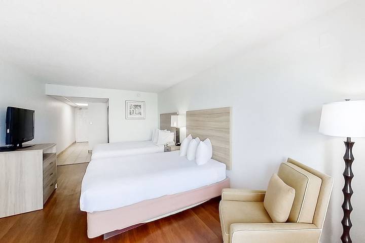 Vacation rental for 4 people, with balcony and pool as well as hot tub, with pets by Myrtle Beach