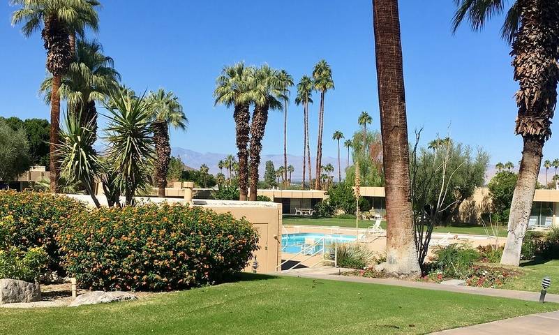 Vacation rental for 4 people, with balcony and pool as well as yard in Palm Desert