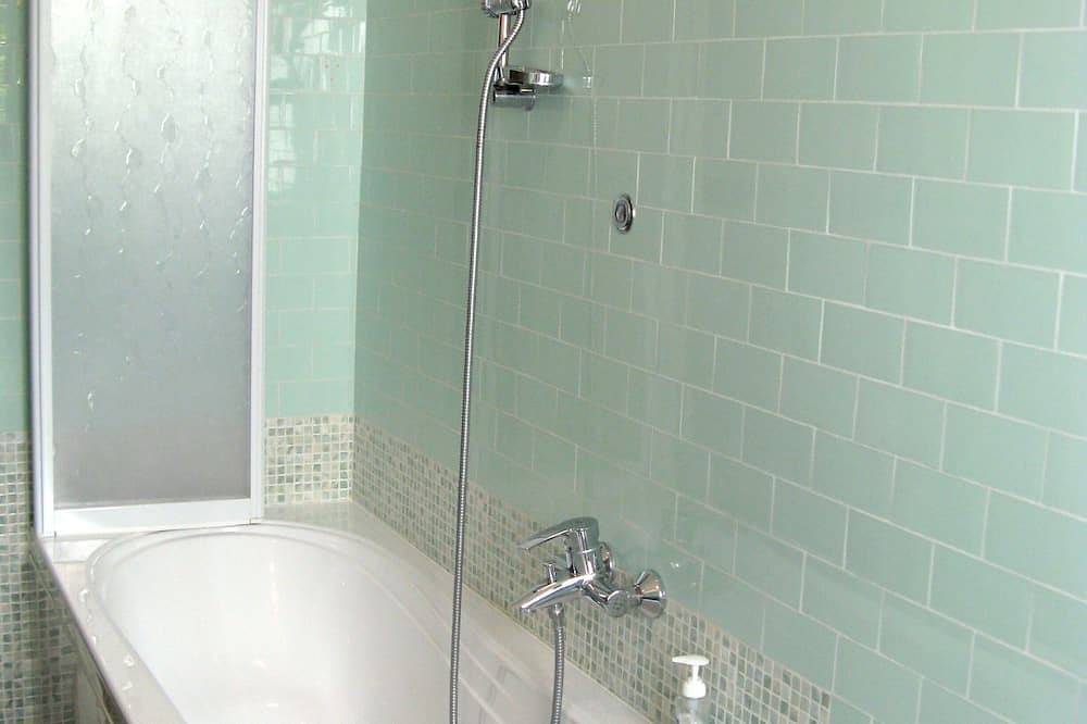 Ganze Wohnung, Spacious and bright /5 people.10min from Bellagio,garden with lakeview in Lezzeno, Comer See