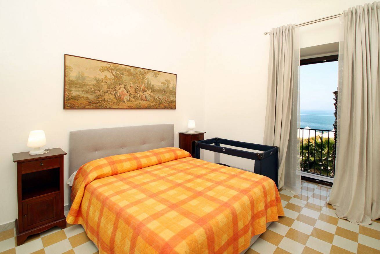 Apartamento inteiro, Dimora Burrafato 2: Historic Seafront Residence in Marina di Caronia, Caronia
